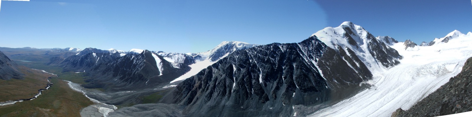 Szczyt Kowalewskiego (3903 m n.p.m.), lodowiec Garno, Szczyt Przyjaźni Polsko-Mongolskiej (3987 m n.p.m.), bezimienny szczyt (3786 m n.p.m.), dolina Cagaan gol