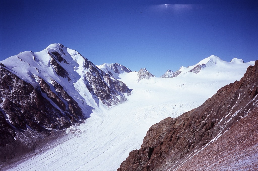 Lodowiec Garno, Szczyt Kowalewskiego (3903 m n.p.m.) i Szczyt Przyjaźni Polsko-Mongolskiej (3987 m n.p.m.