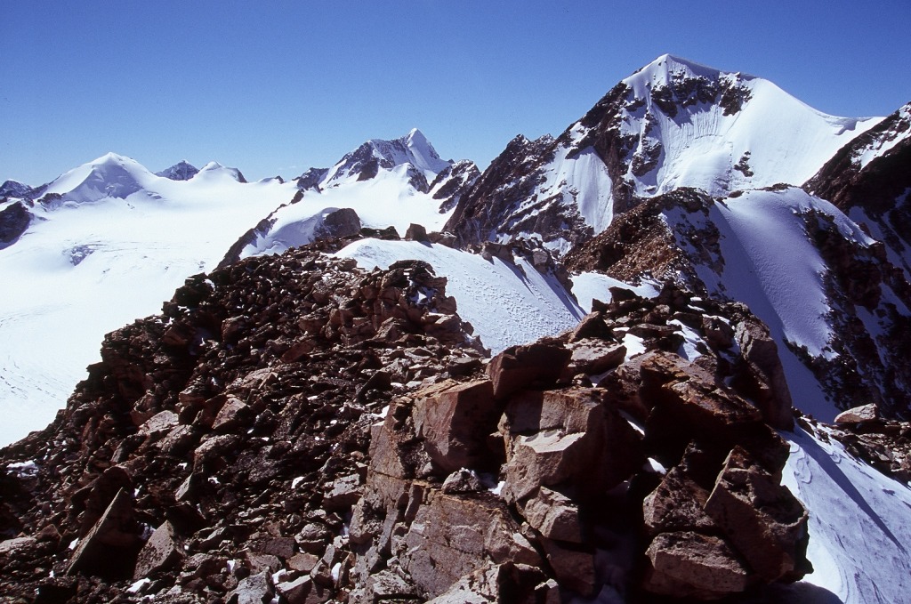 Birkut chairchan (4068 m n.p.m.), Śnieżna Cerkiew (4073 m n.p.m.) i Szczyt Kowalewskiego (3903 m n.p.m.),