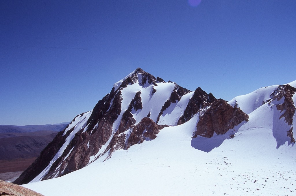 Szczyt Przyjaźni Polsko-Mongolskiej (3987 m n.p.m.) z górnych partii lodowca Garno.