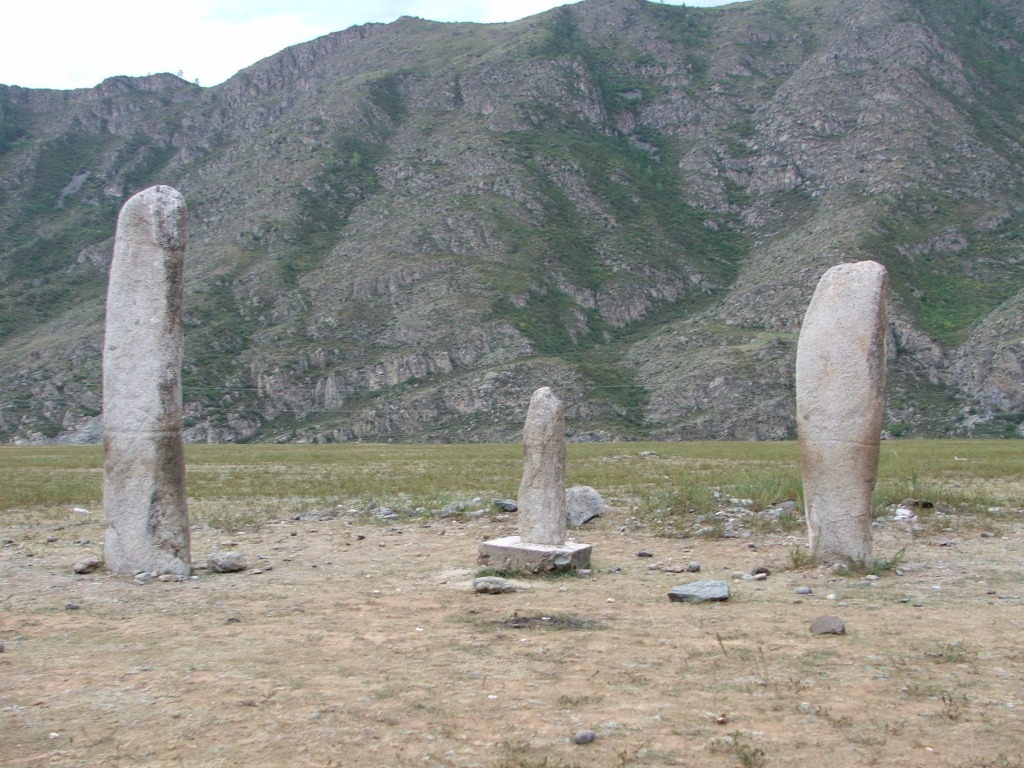kamienne stele obok Inii na Ałtaju