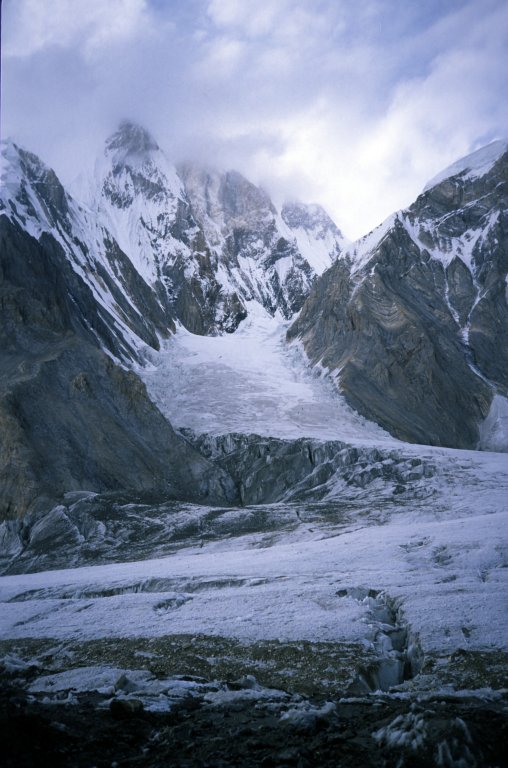 Kuluar (lodowiec) Semienowskiego którym prowadzi normalna droga na Chan Tengri