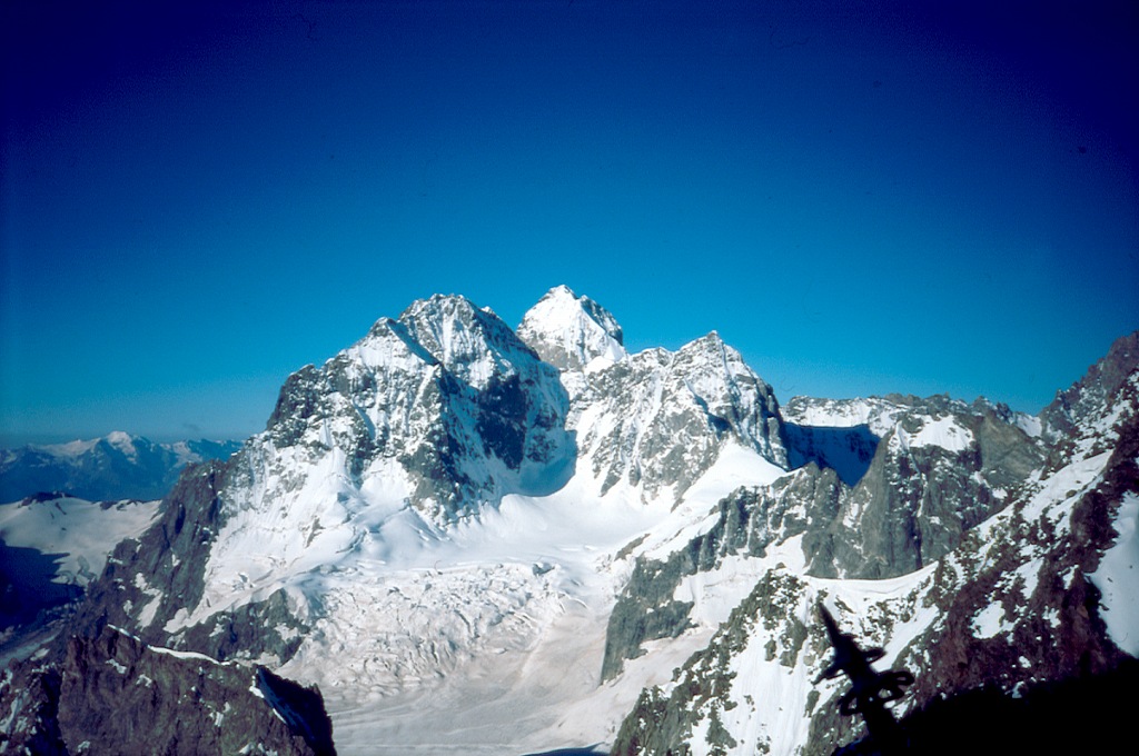 Czatyn (4368), w srodku Uszba Pn. (4694) i Pik Szczurowskiego (4259