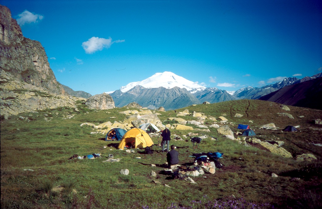 biwak przy Turich Ozierach. Biwak okazał się bardzo widokowy. Widok na Elbrus (5642) „przez” dolinę Adył Su