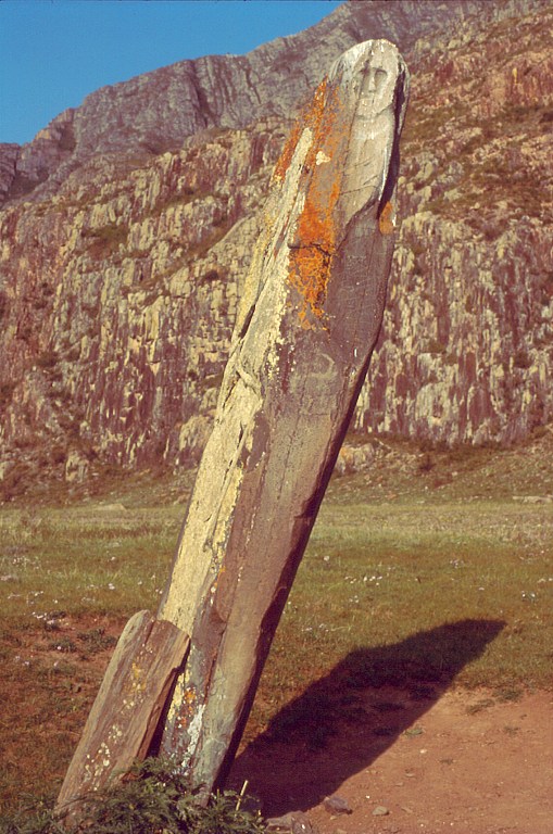 Po drodze w dolinie Czuji oglądamy kamienne stele zwane niekiedy „kamieniami jeleni”. Ten "kamienny wojownik" Adyr-Kan pochodzi z okresu scytyjskiego ok. VII w. p.n.e.
