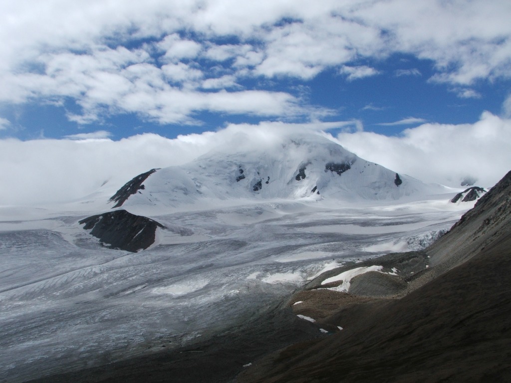 Widok na Chujten (4374m n.p.m.), nazywany również Najramdał (Szczyt Przyjaźni), najwyższy szczytu Ałtaju Mongolskiego