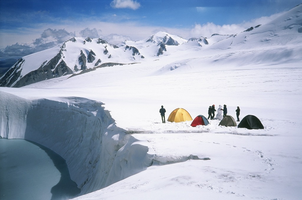 Widok na południe, z lewej szczyt Chadat chairchan (3884 m n.p.m.), a za nim Birkut chairchan (4068 m n.p.m.)