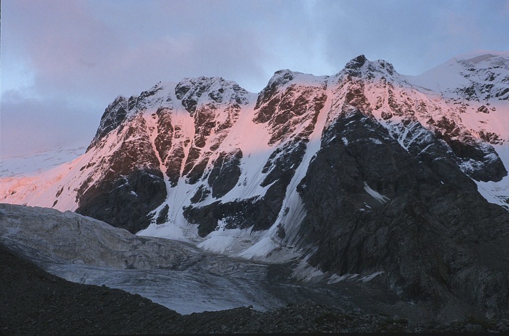 Dzhety Oguz wall