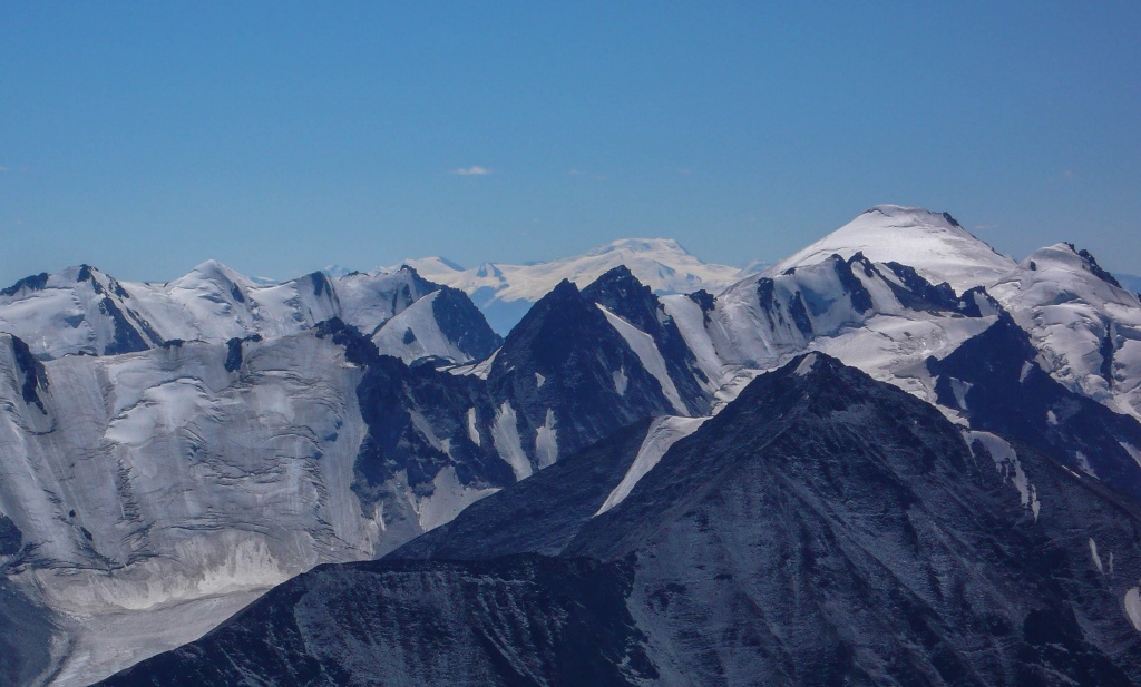 Z tyłu widać góry Tawan Bogd z najwyższym szczytem Chujten (Хүйтэн) (4374 m). Szczyt ten nazywany dawniej Nairamdal (Szczyt przyjaźni) jest najwyższym szczytem Mongolii, a same góry Tawan Bogd położone są na styku trzech granic Rosji, Mongolii i Chin