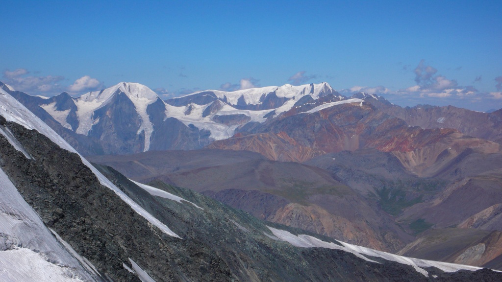 Po prawej widać szczyt Aktru (4044 m) z lewej Karagem-Baszi (3962 m).Ałtaj – Grzbiet Północnoczujski