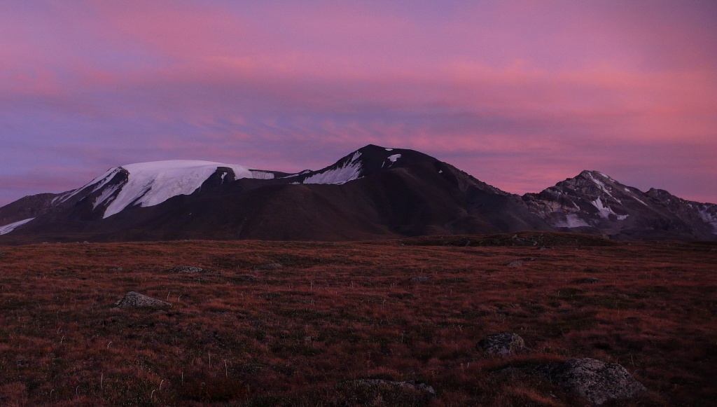 Mongun-Taiga (Монгун-Тайга) (3976 m).