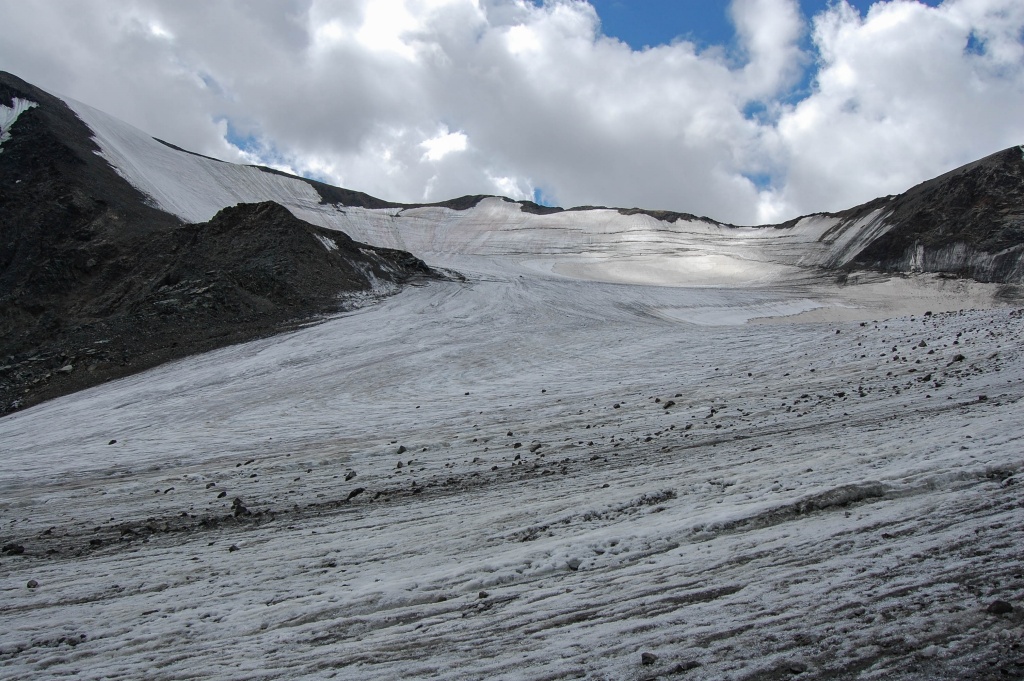 Mongun-Taiga (Монгун-Тайга) (3976 m).