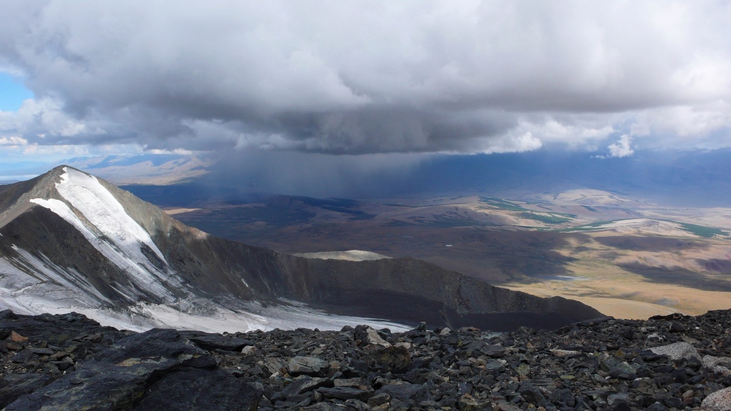 Mongun-Taiga (Монгун-Тайга) (3976 m).