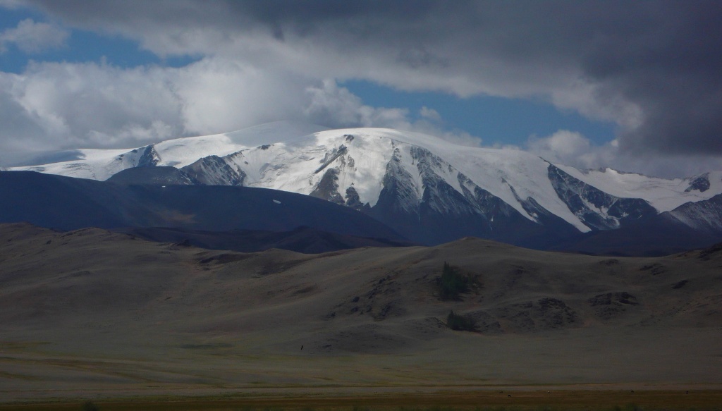 Mongun-Tajga (Монгун-Тайга) (3976 m).