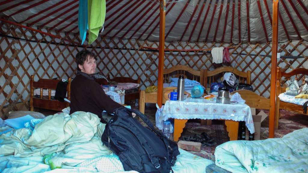 Jurta w Mongolii nazywana jest ger. Noclegi w jurtach są popularne w całej Mongolii. Poza „wypasionymi” gercampami