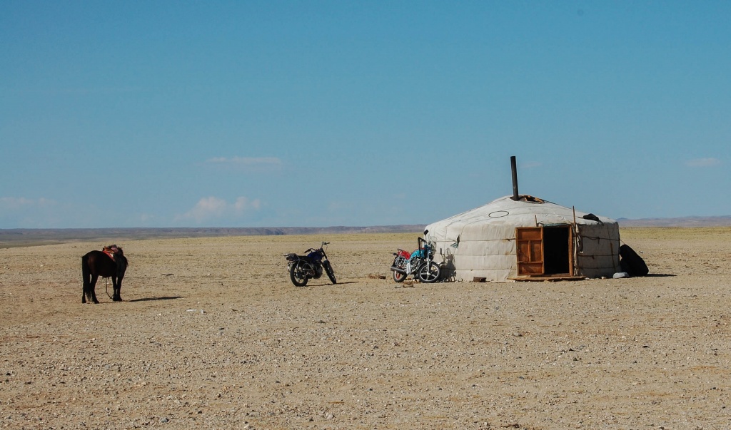 jurta w stepie mongolia