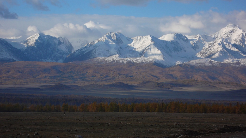 Ałtaj Przejeżdżamy Kurajski Step. Z lewej wylot doliny Aktru (Akturu), z prawej szczyt Aktru (4044 m