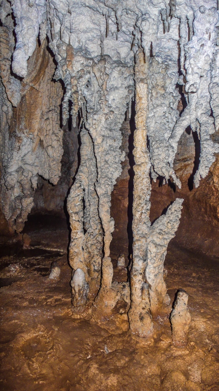 Stalaktyty, stalagmity i Stalagnaty.