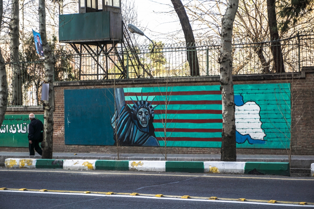 Mural w Teheranie, na murze okalającym byłą ambasadę USA.