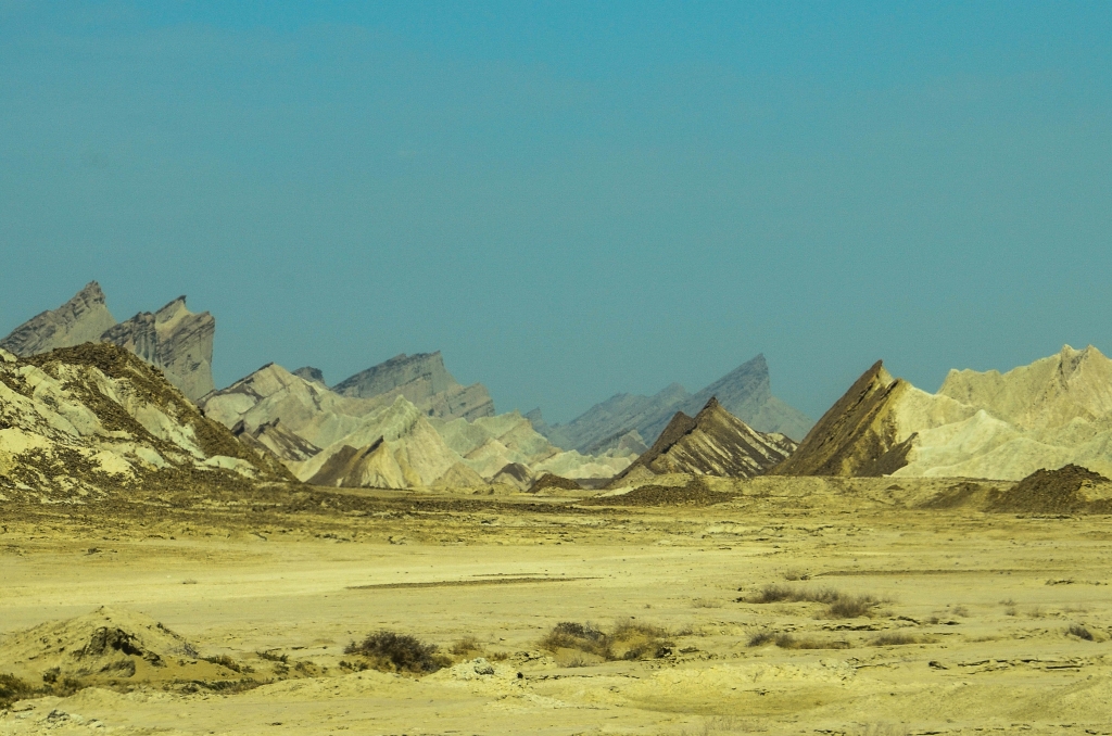 Region ten nosi historyczną nazwę Makran i rozciąga się wzdłuż wybrzeży Zatoki Omańskiej i Morza Arabskiego na terytorium Iranu i Pakistanu