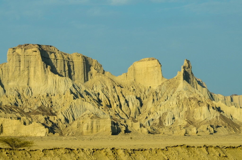 Geologicznie wybrzeże Makranu jest tzw. pryzmą akrecyjną, czyli piętrzącymi się materiałami skalnymi, które są osadami morskimi zdartymi z zanurzającej się płyty tektonicznej
