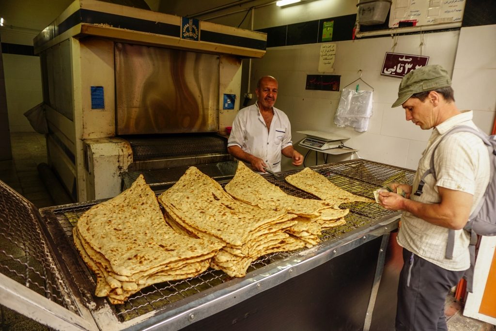 W Iranie występuje wiele rodzajów pieczywa, chociaż chleba podobnego do naszego praktycznie nie ma. Na zdjęciu najbardziej "ekskluzywny" chleb sangak, w wersji trochę oszukanej, powinien być pieczony na kamykach.