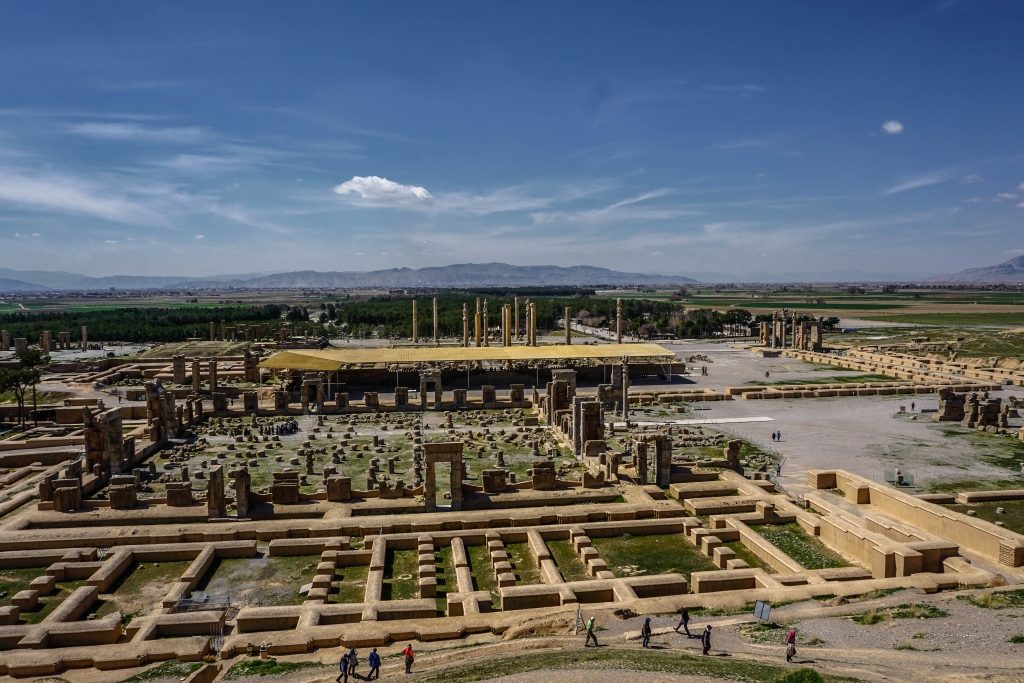 Chłopaki odwiedzają ruiny Persepolis – dawnej stolicy Persji. Miasto zostało założone w 518 r. p.n.e. przez Dariusza I, a zniszczone przez Aleksandra Wielkiego w roku 330 p.n.e.