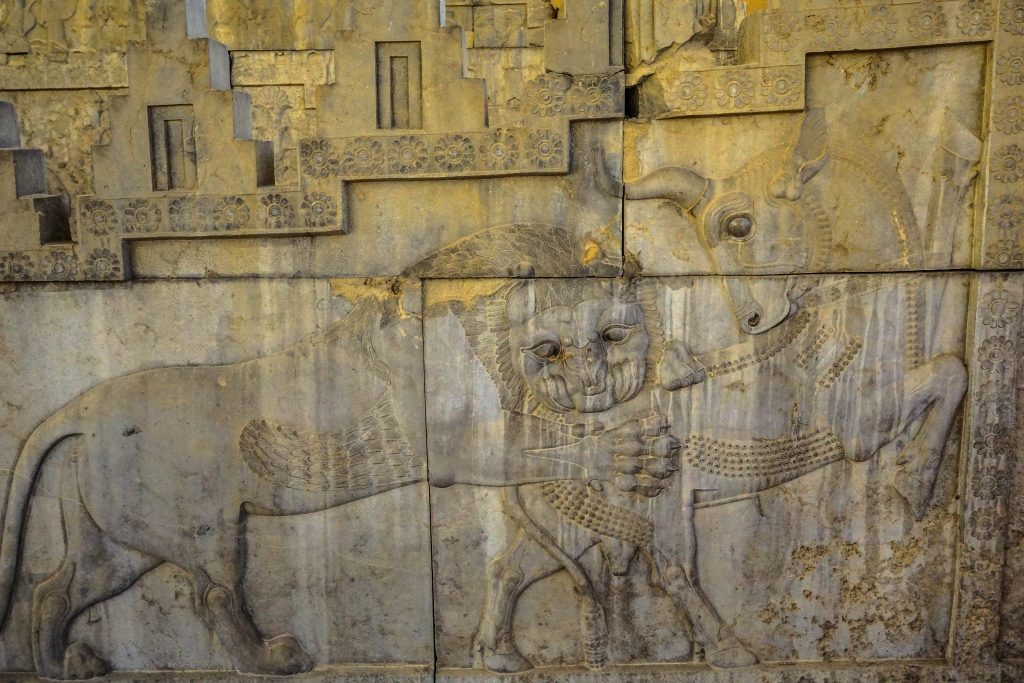 Byk (ziemia) walczący z lwem (słońce) symbolizować ma zoroastriański nowy rok Nowruz, obchodzony w Iranie do dzisiaj w dzień równonocy wiosennej