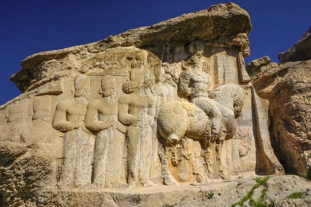 Paręnaście kilometrów od Persepolis znajdują się jeszcze dwa ciekawe miejsca: Naghsz-e Rostam z grobowcami Achamenidów oraz Naghsz-e Radżab z płaskorzeźbami i inskrypcjami wykutymi w skale. Na zdjęciu orszak króla Szapura