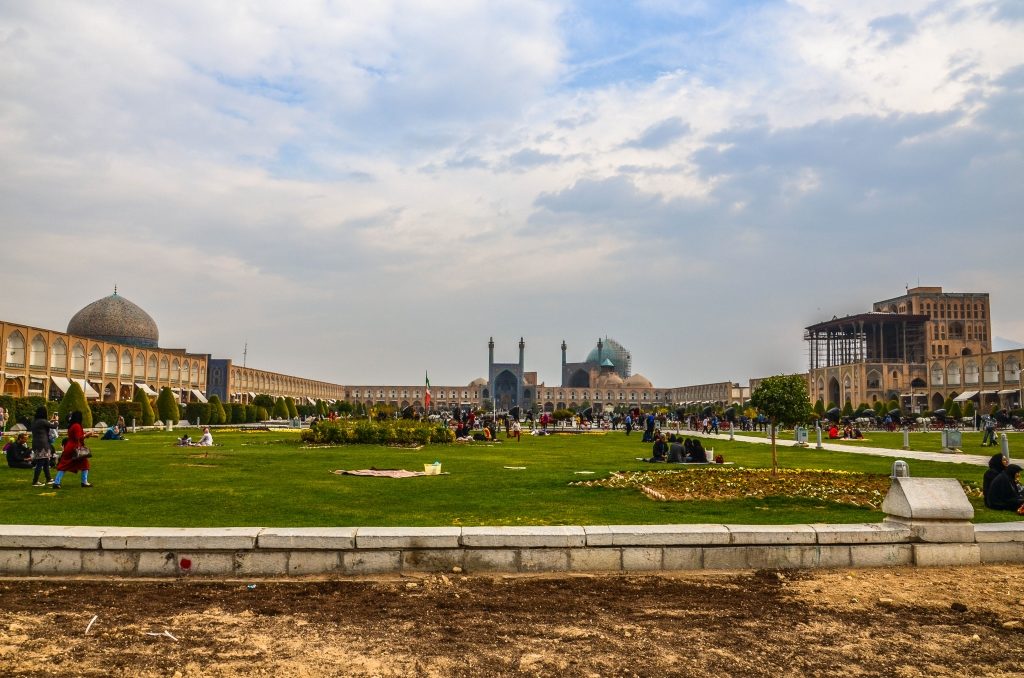 Wszyscy spotykamy się w Isfahanie uważanym przez Irańczyków za najpiękniejsze miasto "warte połowy świata". Centralnym punktem Isfahanu jest plac Chomeiniego (Naghsh-i Jahan) drugi największy plac na świecie po placu Tiananmen