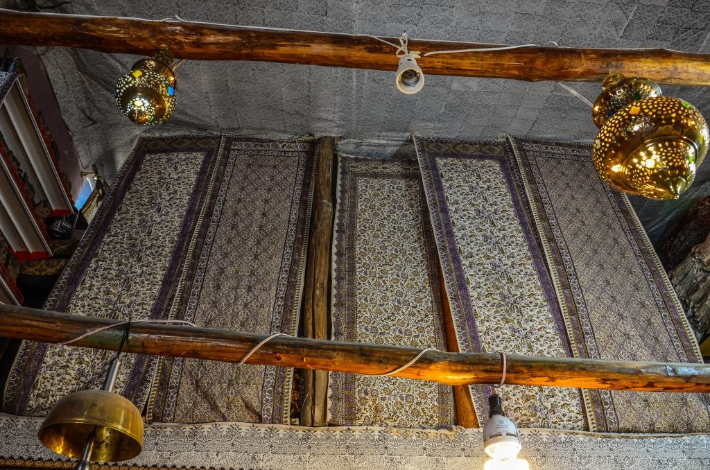 Na bazarze można zobaczyć i kupić tkaniny barwione tradycyjną techniką Ghalamkar (Kalamkari)