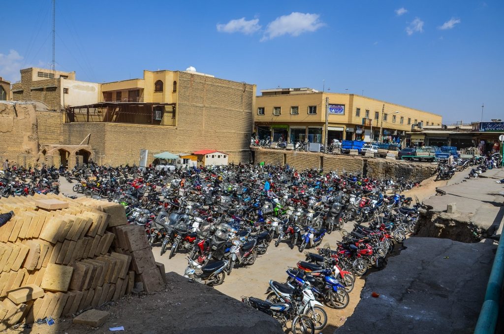 Parking dla mopedów. Podobno w Iranie obowiązuje limit pojemności silników motorów dla ludności cywilnej