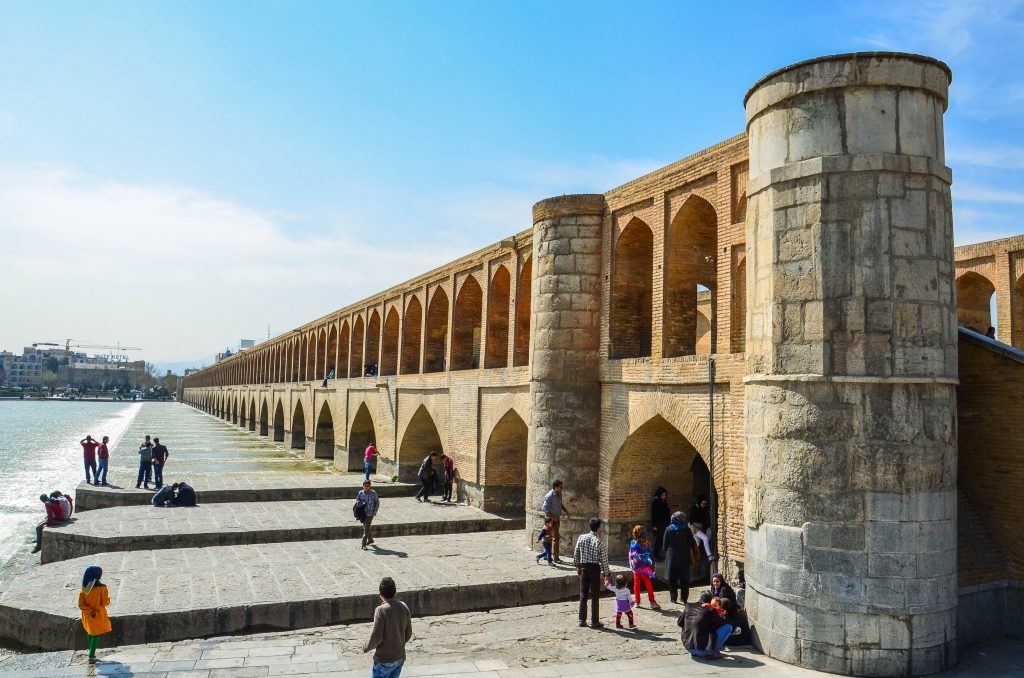 Na rzece Zayanderud przepływającej przez Isfahan znajduje się pięć mostów wybudowanych w epoce Safawidów. Jednym z nich jest Si-o-seh Pol.