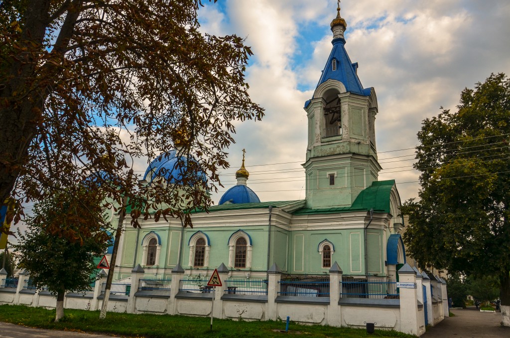 Rylsk chwali się długą historią sięgającą ponad 900 lat. Na zdjęciu Cerkiew Wniebowstąpienia z XIX w wzniesiona za fundusze z procentów akcji Rosyjsko-Amerykańskiej Kompanii Handlowej działającej na Alasce. Jeden z jej założycieli G.I. Szelichow pochodził z Rylska.