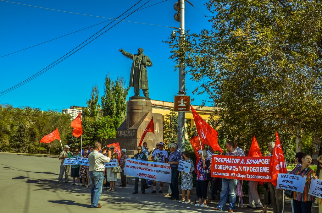 Demonstracja Komunistow pod pomnikiem Lenina!