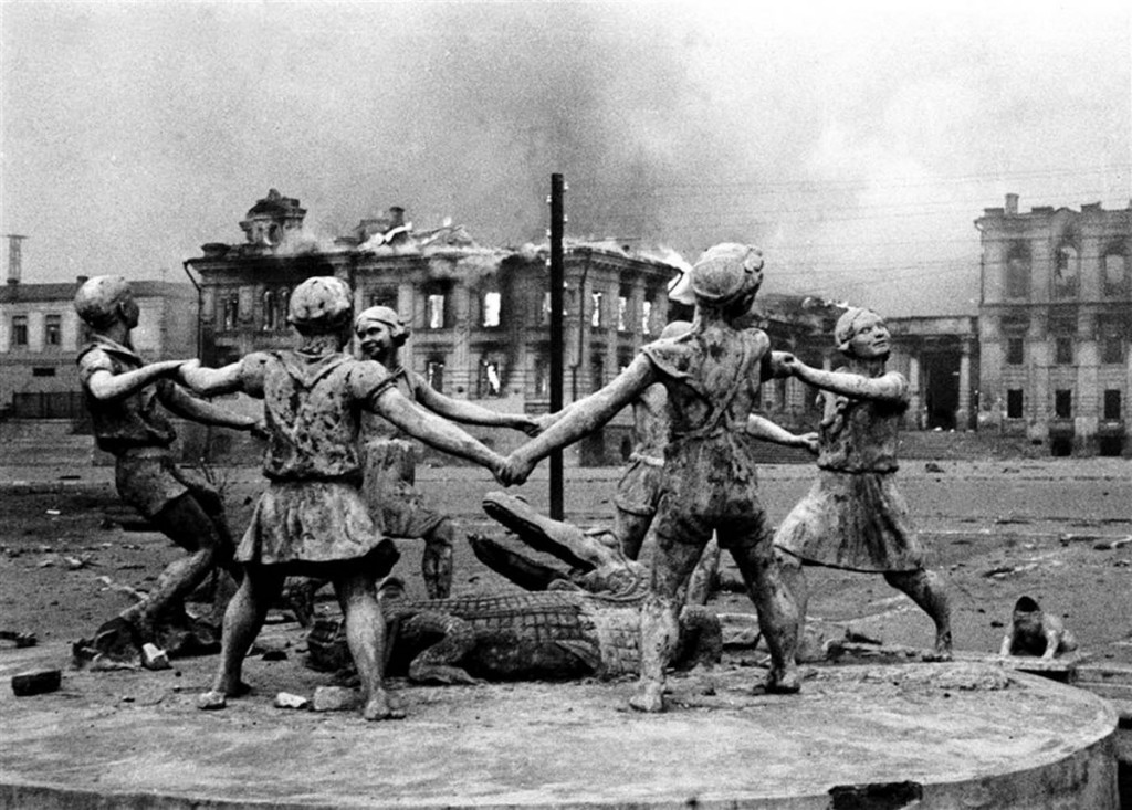 Zdjęcie fontanna Barmalej wykonane przez korespondenta Emmanuiła Jewzierichina w 1942 roku po nalocie niemieckiego lotnictwa na Stalingrad