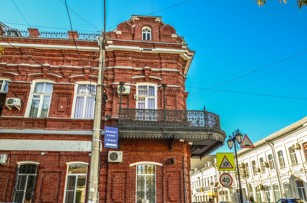 Astrachań. Dom z balkonem