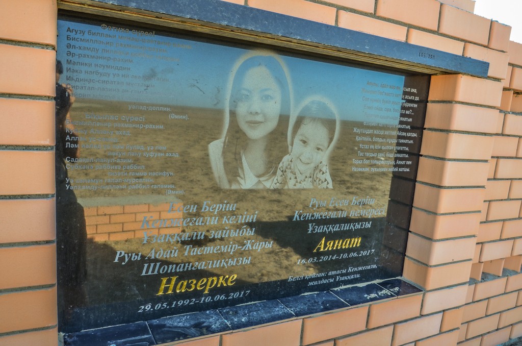 Świeży grobowiec po niedawnej tragedii :(