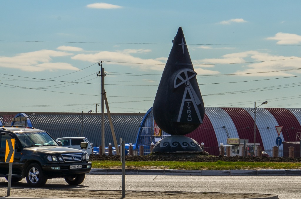 Atyrau kazachstan. Pomnik kropli ropy.