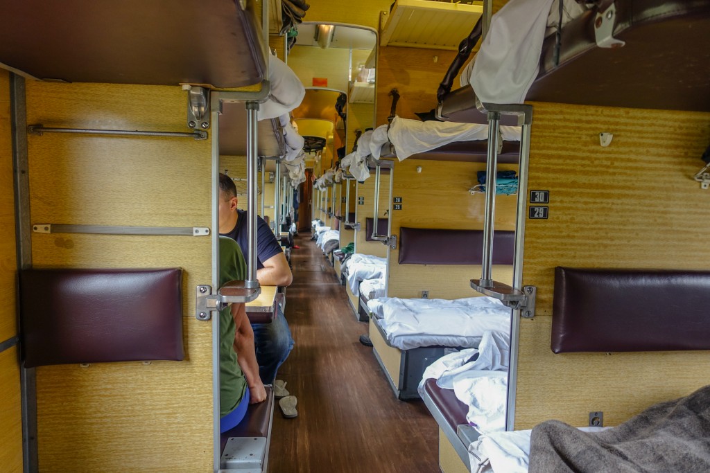wagon plackartny w rosyjskim pociągu