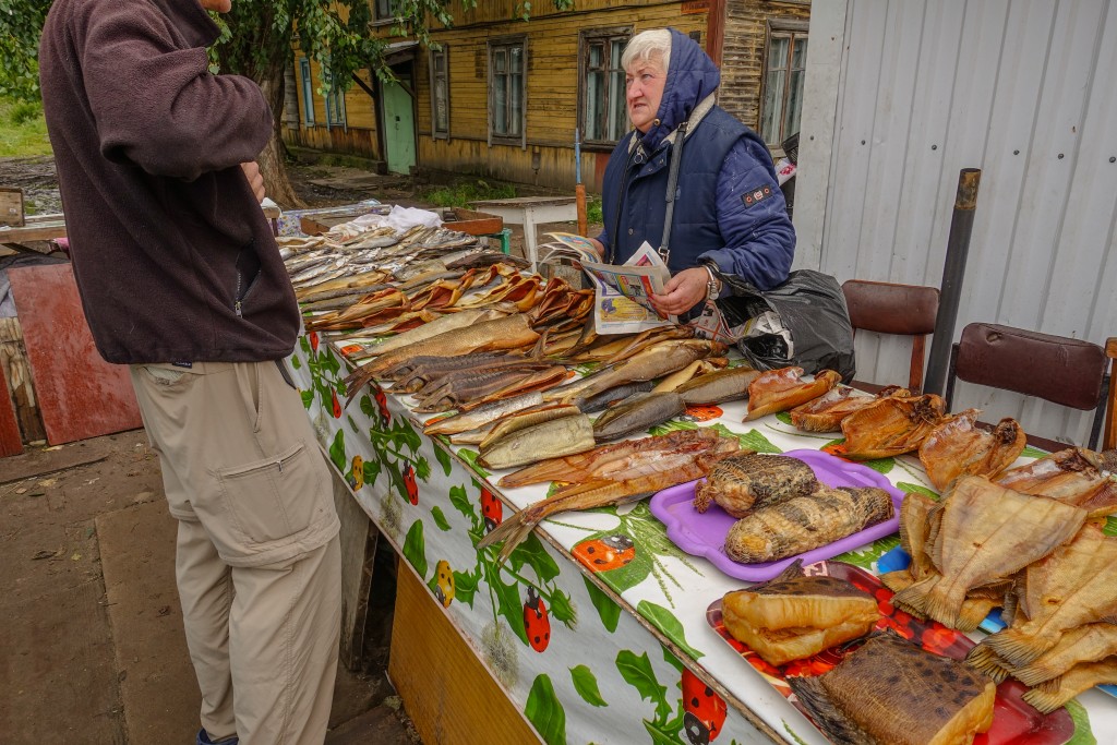 wędzone ryby na bazarze w rosji