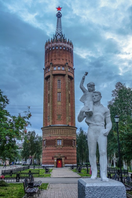 Wieża wodna w mieście Inta. Rosja